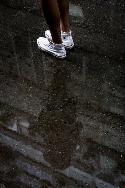 女人穿着一双白色的运动鞋
